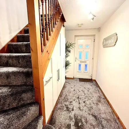 Central Semi - Detached Home With Private Parking! Aylesbury  Exterior photo