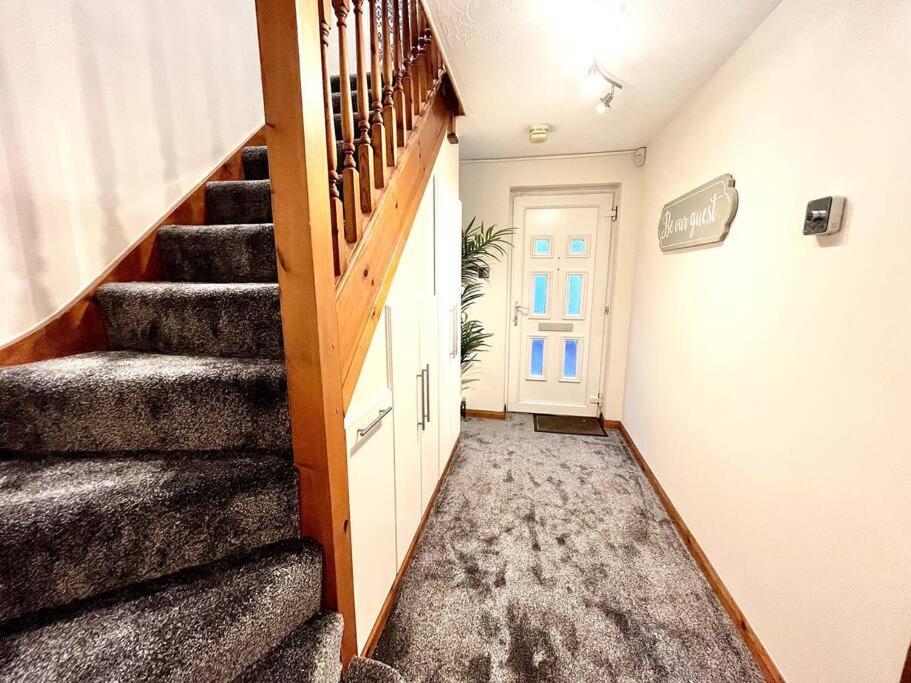 Semi - Detached With Private Parking! * Aylesbury (Buckinghamshire)