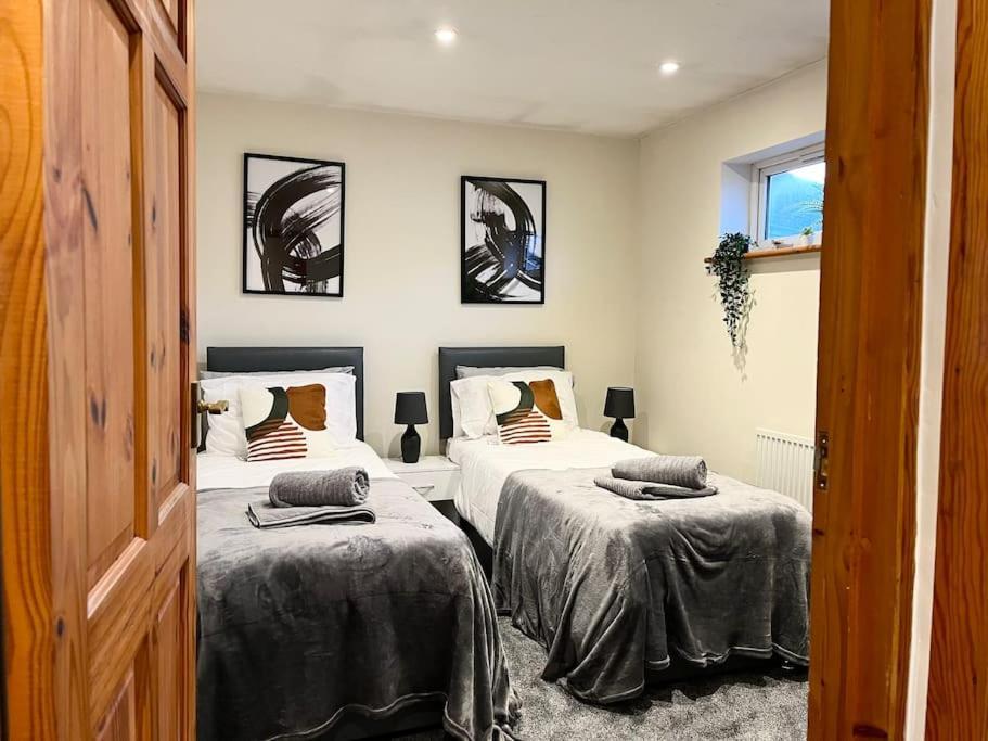 Semi - Detached With Private Parking! Holiday home