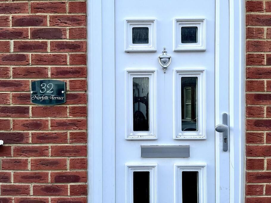 Semi - Detached With Private Parking! * Aylesbury (Buckinghamshire)
