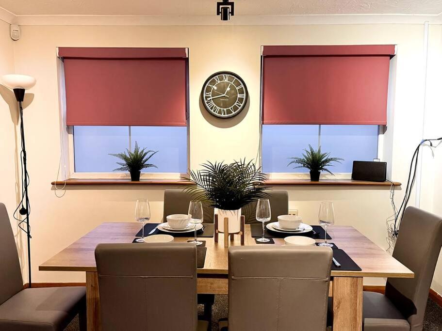 Semi - Detached With Private Parking! Holiday home Aylesbury (Buckinghamshire)